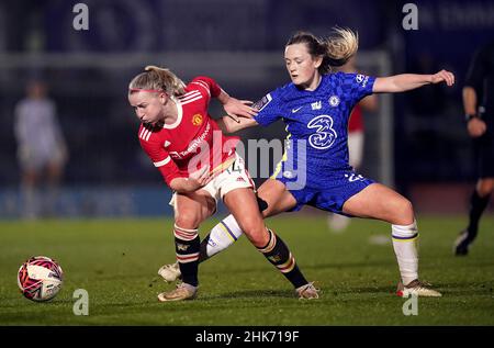 Chelsea's Erin Cuthbert (rechts) und Jackie Groenen von Manchester United kämpfen während des Halbfinalmatches des FA Women's Continental Tires League Cup in Kingsmeadow, London, um den Ball. Bilddatum: Mittwoch, 2. Februar 2022. Stockfoto