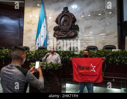 Tegucigalpa, Francisco Morazan, Honduras. 26th Januar 2022. Die Anhänger der LIBRE-Partei fotografieren im Nationalkongress von Honduras, der bis zur Amtseinführung unter der Sicherheit von Parteimitgliedern stattfindet.Xiomara Castro ist die erste Frau, die Präsidentin von Honduras wird, und hat mit der LIBRE-Partei (Libertad y RefundaciÃ³n) Sozialreformen für ihr Mandat vorgeschlagen. (Bild: © Camilo Freedman/SOPA Images via ZUMA Press Wire) Stockfoto