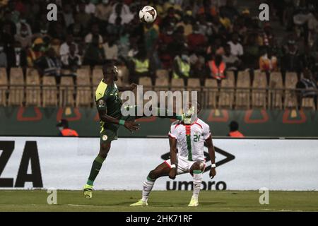 Yaounde, Kamerun. 02nd. Februar 2022. Cyrille Bayala (R) von Burkina Faso und Saliou Ciss von Senegal kämpfen beim Halbfinale des Afrika-Cup der Nationen 2021 zwischen Burkina Faso und Senegal im Ahmadou-Ahidjo-Stadion um den Ball. Quelle: Ayman Aref/dpa/Alamy Live News Stockfoto