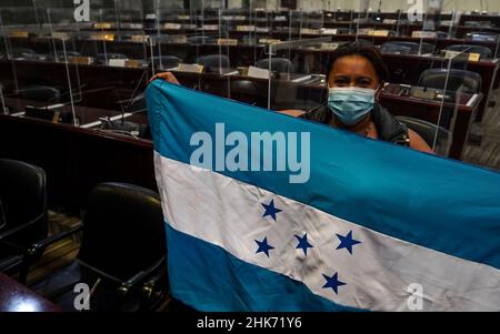 Tegucigalpa, Francisco Morazan, Honduras. 26th Januar 2022. Eine Unterstützerin der LIBRE-Partei macht Fotos im Nationalkongress von Honduras, der bis zur Amtseinführung unter der Sicherheit von Parteimitgliedern stattfand.Xiomara Castro ist die erste Frau, die Präsidentin von Honduras wird, und hat mit der LIBRE-Partei (Libertad y RefundaciÃ³n) Sozialreformen für ihr Mandat vorgeschlagen. (Bild: © Camilo Freedman/SOPA Images via ZUMA Press Wire) Stockfoto