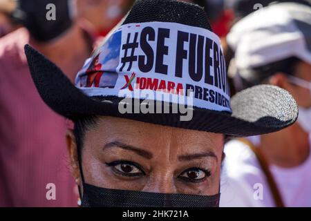 Tegucigalpa, Honduras. 27th Januar 2022. Eine Unterstützerin von Xiomara Castro sucht nach einem Porträt.Xiomara Castro ist die erste Frau, die Präsidentin von Honduras wird, und hat mit der LIBRE (Libertad y Refundación)-Partei soziale Reformen für ihr Mandat vorgeschlagen. (Foto von Camilo Freedman/SOPA Images/Sipa USA) Quelle: SIPA USA/Alamy Live News Stockfoto