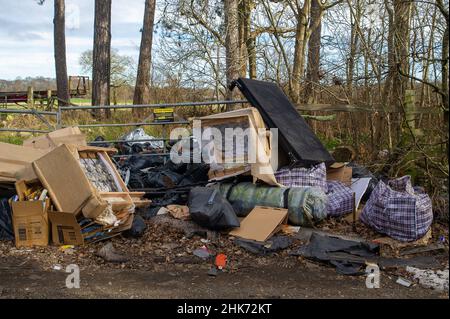 Buckinghamshire, Großbritannien. 2nd. Februar 2022. Illegales Kippen von Fliegen entlang einer Landstraße in Buckinghamshire. Quelle: Maureen McLean/Alamy Stockfoto