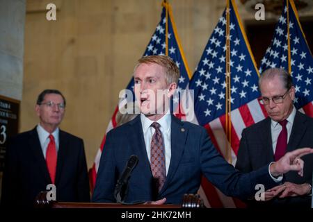 Der Senator der Vereinigten Staaten, James Lankford (Republikaner von Oklahoma), hält am Mittwoch, den 2. Februar 2022, im Russell Senate Office Building in Washington, DC, eine Rede zur Grenzpolitik der Regierung Biden zwischen den USA und Mexiko. Kredit: Rod Lamkey/CNP /MediaPunch Stockfoto