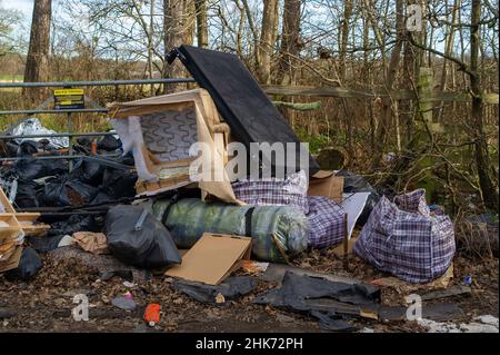 Buckinghamshire, Großbritannien. 2nd. Februar 2022. Illegales Kippen von Fliegen entlang einer Landstraße in Buckinghamshire. Quelle: Maureen McLean/Alamy Stockfoto