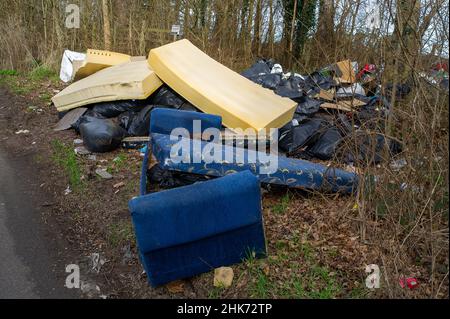 Buckinghamshire, Großbritannien. 2nd. Februar 2022. Illegales Kippen von Fliegen entlang einer Landstraße in Buckinghamshire. Quelle: Maureen McLean/Alamy Stockfoto