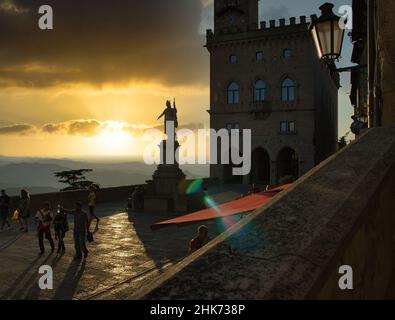 Ein herrlicher Sonnenuntergang beleuchtet die Freiheitsstatue auf dem Hauptplatz der Republik San Marino Stockfoto