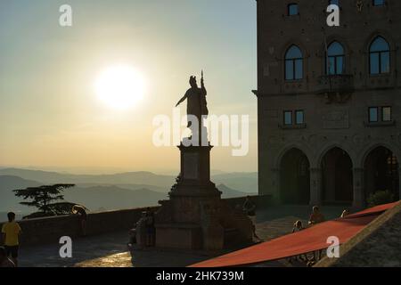 Ein herrlicher Sonnenuntergang beleuchtet die Freiheitsstatue auf dem Hauptplatz der Republik San Marino Stockfoto