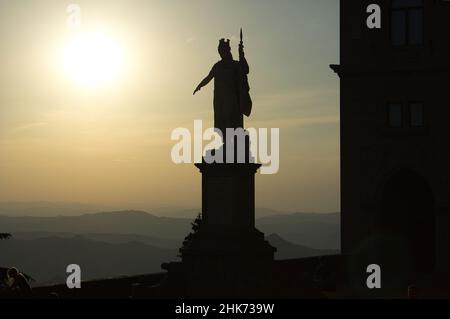 Ein herrlicher Sonnenuntergang beleuchtet die Freiheitsstatue auf dem Hauptplatz der Republik San Marino Stockfoto