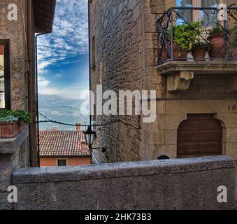 Einige Panoramaaussichten auf den schönen Stadtstaat San Marino, den kleinsten unabhängigen Staat Europas (Emilia Romagna, Italien) Stockfoto