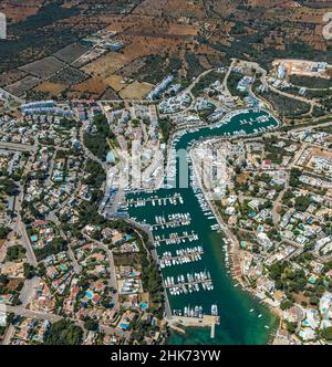 LAERIERIENansicht, Lokalansicht Cala d'Or mit Yachthafen, Felanitx, Balearen, Mallorca, Balearen, Spanien, Europa, es, Reisen, Tourismus, Ziel Stockfoto