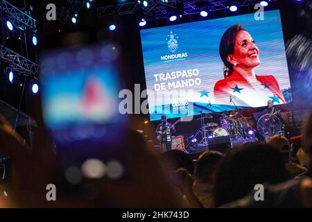 Tegucigalpa, Francisco Morazan, Honduras. 27th Januar 2022. Die Anhänger von Xiomara Castro feiern nach ihrer Amtseinführung: Xiomara Castro ist die erste Frau, die Präsidentin von Honduras wird, und hat mit der LIBRE (Libertad y RefundaciÃ³n) Partei soziale Reformen für ihr Mandat vorgeschlagen. (Bild: © Camilo Freedman/SOPA Images via ZUMA Press Wire) Stockfoto