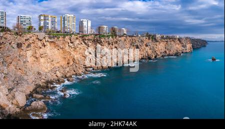 Panoramablick auf die Falezler Region in Antalya Türkei, hohe Klippen zum Mittelmeer am Blauen Bewölkten Tag. Stockfoto