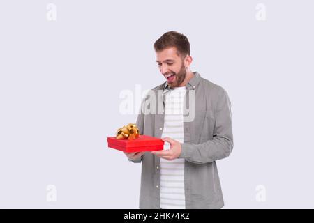 Mann, der anwesend war, übertraf. Geschenk Des Mannes. Überraschung. Geschenkschachtel. Sehr Glücklicher Mann Stockfoto