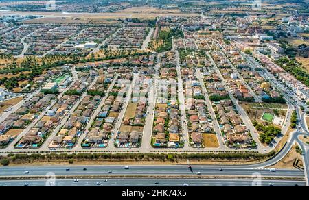 Luftaufnahme, Wohnanlage sa Cabana, Autobahn Autopista Ma-13, Palma, Mallorca, Balearen, Spanien, Carrer des Verderol, es, Europe, proper Stockfoto