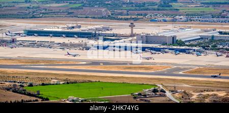 Luftbild, Aeropuerto de Palma de Mallorca, Flughafen Palma de Mallorca, Start- und Landebahn, Empfangsgebäude, Palma, Mallorca, Balearen, Spanien, es, EU Stockfoto