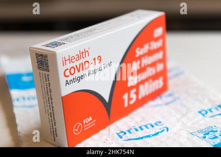 Seattle, USA. 2 Feb, 2022 kurz vor Mittag testet eine Schachtel mit 5 kostenlosen 5 Free iHealth Antigen Rapid Covid-19 in der Innenstadt auf einem Tisch neben einem Amazon Prime Umschlag. Die Tests wurden über www.sayyescovidhometest.org auf 1/31 bestellt und über Amazon Prime Shipping auf 2/2 ausgeliefert. Zu den Tests gehört auch der kostenlose Versand an die Bewohner des Staates Washington. Kredit : James Anderson/ Alamy Live Nachrichten Stockfoto