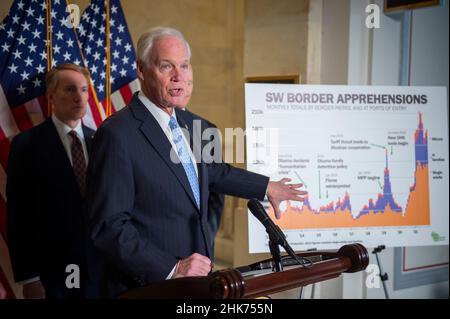 Washington, Vereinigte Staaten Von Amerika. 02nd. Februar 2022. Der Senator der Vereinigten Staaten, Ron Johnson (Republikaner von Wisconsin), hält am Mittwoch, den 2. Februar 2022, im Russell Senate Office Building in Washington, DC, eine Rede zur Grenzpolitik der Regierung Biden zwischen den USA und Mexiko. Quelle: Rod Lampey/CNP/Sipa USA Quelle: SIPA USA/Alamy Live News Stockfoto