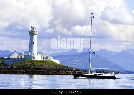 Die Yacht fährt am Lismore Lighthouse auf der Eilean Musdile Islet vorbei, im Firth of Lorne am Eingang zu Loch Linnhe, Argyll and Bute, Schottland, Großbritannien, Europa Stockfoto