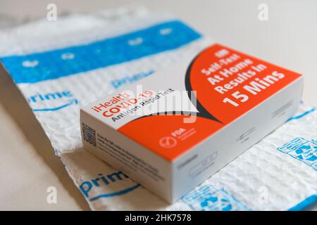 Seattle, USA. 2 Feb, 2022 kurz vor Mittag testet eine Schachtel mit 5 kostenlosen 5 Free iHealth Antigen Rapid Covid-19 in der Innenstadt auf einem Tisch neben einem Amazon Prime Umschlag. Die Tests wurden über www.sayyescovidhometest.org auf 1/31 bestellt und über Amazon Prime Shipping auf 2/2 ausgeliefert. Zu den Tests gehört auch der kostenlose Versand an die Bewohner des Staates Washington. Kredit : James Anderson/ Alamy Live Nachrichten Stockfoto