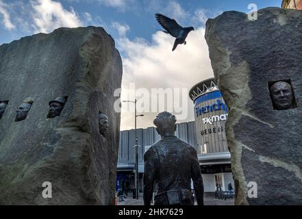 Doncaster Januar 2022: Der Künstler/Bildhauer Laurence Edwards wurde beauftragt, das Kunstwerk zu entwerfen, das jetzt im Zentrum der Stadt steht Laurence traf sich mit den Einheimischen aus der Bergbaugemeinde, während sie ihre Geschichten erzählten, die er ihre Porträts in Wachs modellierte, Diese wurden dann in Bronze gegossen und sind heute eine wichtige Felswand. Zwischen den beiden Felswänden stand die Hauptstatue eines Bronzemachelers aus dem Jahr 6ft, die symbolisierte, dass er nach einer Verschiebung die Minenhaft hinauf reiste. Clifford Norton Alamy Stockfoto