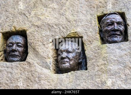 Doncaster Januar 2022: Der Künstler/Bildhauer Laurence Edwards wurde beauftragt, das Kunstwerk zu entwerfen, das jetzt im Zentrum der Stadt steht Laurence traf sich mit den Einheimischen aus der Bergbaugemeinde, während sie ihre Geschichten erzählten, die er ihre Porträts in Wachs modellierte, Diese wurden dann in Bronze gegossen und sind heute eine wichtige Felswand. Zwischen den beiden Felswänden stand die Hauptstatue eines Bronzemachelers aus dem Jahr 6ft, die symbolisierte, dass er nach einer Verschiebung die Minenhaft hinauf reiste. Clifford Norton Alamy Stockfoto