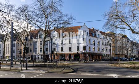 Niedrige Gebäude und breite Straßen im Kölner Stadtteil Sülz Stockfoto