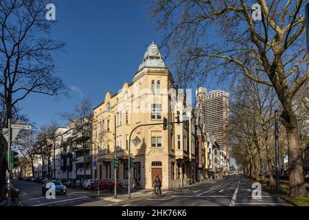 Niedrige Gebäude und breite Straßen im Kölner Stadtteil Sülz Stockfoto