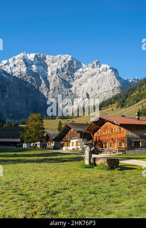 Almdorf eng vor der Grubenkarspitze, Karwendelgebirge, Tirol, Österreich Stockfoto