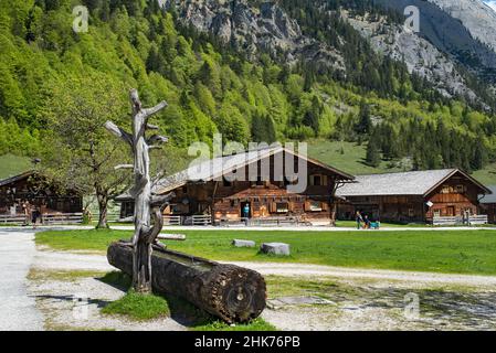 Almdorf eng im Karwendelgebirge, Hinterriss, Tirol, Österreich Stockfoto