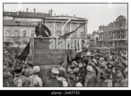 1919/1920 Wladimir Lenin, 1920 auf dem Moskauer Swerdlow-Platz, hält eine leidenschaftliche Rede vor Mitgliedern der Roten Armee, die während des Polnisch-sowjetischen Krieges an die Front gingen. Wladmir Lenin spricht 1919 eine Menge Petrograder Arbeiter an. Links von Lenin steht Trotzki. Moskau 1920 Stockfoto