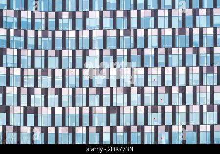Detail eines modernen Bürogebäudes. Glasbaubüro im Zentrum von Bukarest. Stockfoto