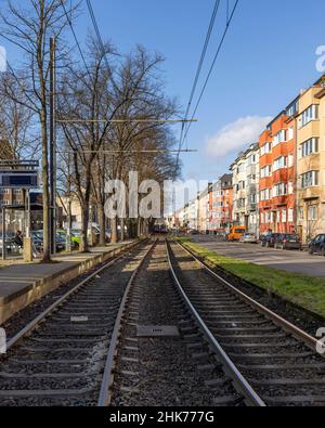 Kölner Metro im Stadtteil Sülz an einem strahlenden Wintertag Stockfoto