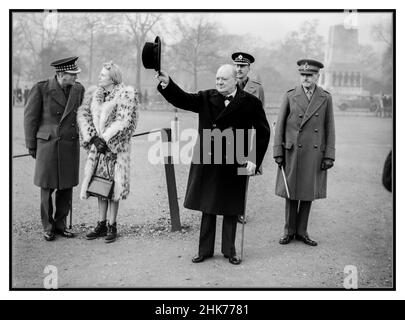 WW2 Winston Churchill der britische Premierminister aus der Kriegszeit lässt während einer Inspektion des amerikanischen Squadrons der Heimatgarde 1st bei der Horse Guards Parade in London am 9. Januar 1941 seinen Hut aufschlagen. Propaganda-Moral des Zweiten Weltkriegs, die das offizielle Image erhöht Stockfoto