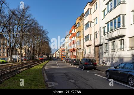 Niedrige Gebäude und breite Straßen im Kölner Stadtteil Sülz Stockfoto