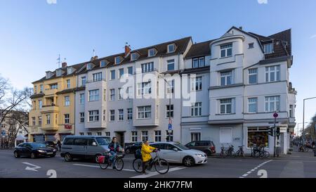 Niedrige Gebäude und breite Straßen im Kölner Stadtteil Sülz Stockfoto