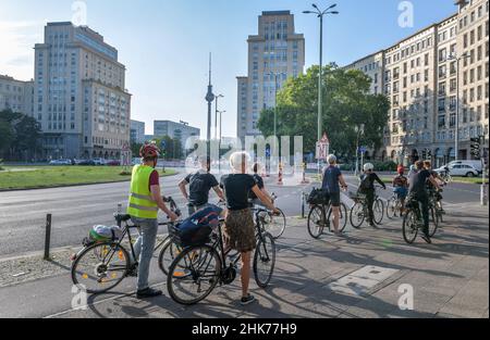 Radfahrer in der Stadt, Strausberger Platz, Friedrichshain, Friedrichshain-Kreuzberg, Berlin, Deutschland Stockfoto