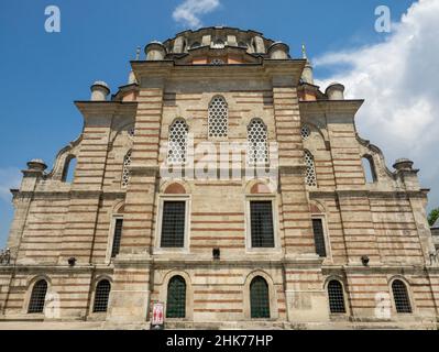 Laleli Moschee auch eine Tulip Moschee bekannt. Außenaufnahme der Laleli Moschee, einer osmanischen kaiserlichen Moschee aus dem 18. Jahrhundert in Laleli, Fatih, Istanbul, TU Stockfoto