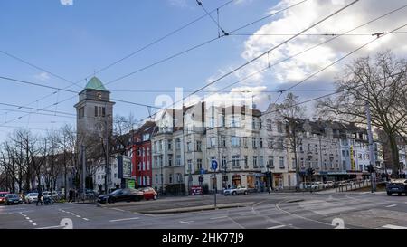 Niedrige Gebäude und breite Straßen im Kölner Stadtteil Sülz Stockfoto