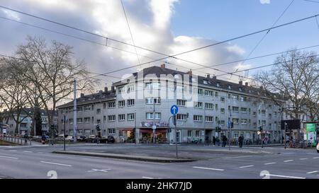 Niedrige Gebäude und breite Straßen im Kölner Stadtteil Sülz Stockfoto