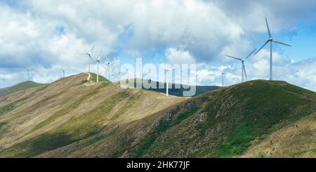 Windturbinen auf einem Bergrücken, Serra da Estrela, Portugal Stockfoto