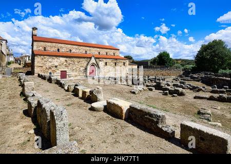 Stillgelegte mittelalterliche katholische Kathedrale und archäologische Ausgrabungsstätte, Dorf Idanha-a-Velha, Serra da Estrela, Beira Alta, Portugal Stockfoto