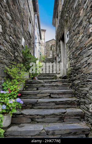 Enge gepflasterte Straßen und Schieferhäuser im mittelalterlichen Bergdorf Piadao, Serra da Estrela, Beira Alta, Portugal Stockfoto