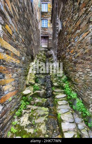 Enge gepflasterte Straßen und Schieferhäuser im mittelalterlichen Bergdorf Piadao, Serra da Estrela, Beira Alta, Portugal Stockfoto
