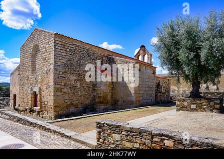 Stillgelegte mittelalterliche katholische Kathedrale und archäologische Ausgrabungsstätte, Dorf Idanha-a-Velha, Serra da Estrela, Beira Alta, Portugal Stockfoto