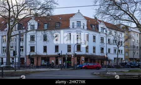 Niedrige Gebäude und breite Straßen im Kölner Stadtteil Sülz Stockfoto