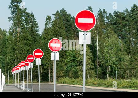 Viele Stoppschilder in einer Reihe auf dem Parkplatz Stockfoto