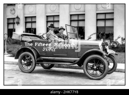 Henry Ford und Edsel Ford in einem Modell-T-Motorwagen der fünfzehnmillionste von Ford 1928: Der visionäre amerikanische Erfinder und Industrialist Henry Ford (1863 - 1947) und sein Sohn, der Automobilvorstand Edsel Ford (1893 - 1943), sitzen im "fünfzehnten Millionsten Ford". Stockfoto