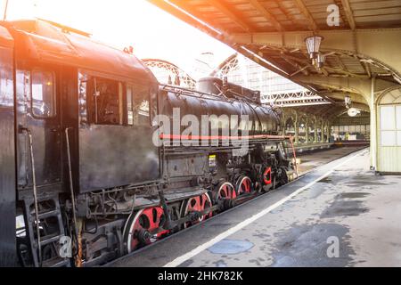 Retro Dampflokomotive steht auf dem Bahnhof Stockfoto