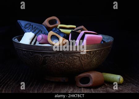 Süßholzbonbons in Schale, Lakritze, Lakritze Stockfoto