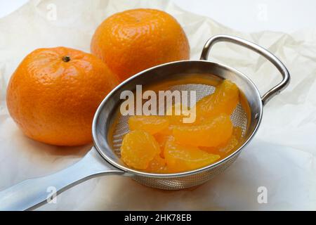 Mandarine, Mandarinenstücke im Sieb, Konserven Stockfoto